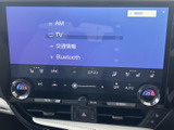AMやテレビ、交通情報、Bluetoothなどの項目が画面に並び、使いたい機能を選びやすい構成です。日々の移動中も、好みに合わせた音声コンテンツを利用できます。