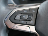 ◆クルーズコントロールにレーダーセンサーを組み合わせ、先行車を測定し設定されたスピードを上限に自動で加減速を行います。一定の車間距離を維持することで、長距離走行でのドライバーの疲労を低減させます。