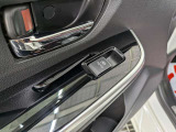 パワーウィンドウのスイッチですよ。運転席に居ながら窓を開け閉めのコントロールできます。