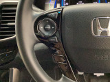 【ステアリモコンスイッチ】ハンドル装備されいるリモコンで運転中にナビゲーションのチャンネルや曲を変えることが出来ます。運転しながらの危険なナビ操作がなくなりますので安心です。