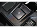 電動パーキングブレーキを採用。指で軽く引き上げればパーキングブレーキが掛かり、押すと解除ができます。