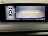 パノラミックビューモニターを装備。駐車場や交差点でクルマを真上から見るように周囲を確認できます。機能の詳細は販売店スタッフまでおたずねください。