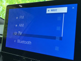 FM・AMやテレビ、Bluetoothなど、画面から利用できる音源を選べます。聴きたい内容に合わせて切り替えられるため、通勤やお出かけの車内時間を自分好みに整えられます。