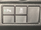 VSA装備車です。VSAはドライバーの操作と車の動きを見守っています。もし車の挙動が乱れたとき、4輪別々にブレーキをかけたり、エンジンパワーをしぼることによって車を安定させます。