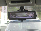 車両後方のカメラ映像をミラー面に映し出すので車内の状況や天候や天候に左右されずいつでもクリアな後方視界を得られます♪