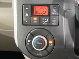 【オートエアコン】一度お好みの温度に設定すれば、車内の温度を検知し風量や温度を自動で調整。暑い&hellip;寒い&hellip;と何度もスイッチ操作をする必要はありません。快適な車内空間には必須の機能ですね♪