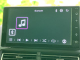 音楽再生に関する表示やBluetoothのアイコンが確認でき、画面上で選べる項目も見やすくまとまっています。日々の移動中に音楽を楽しみたい方にも便利な装備です。