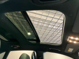 パノラミックスライディングルーフで明るい車内をお楽しみいただけます。100%UVカットですので日差しの強い日も安心です。