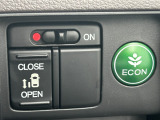 片側電動スライドドアです。リモコンや運転席スイッチ、ドアハンドルの操作で自動開閉。お子さまを抱きかかえている時や荷物の多い時などに便利です。