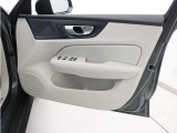 運転席ドアの全景です。キャビンを彩るすべてのものに、機能を形にした美しさが備わっています。