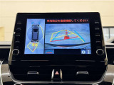 真上から見下ろしたような視点で車とその周囲を確認出来る画面と、車両後方を映し出すバックモニター画面の2つを表示してくれます。