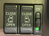 【両側パワースライドドア】スマートキーや運転席のスイッチで後席両側スライドドアの開閉が可能♪電動だから力を入れてドアを開ける必要が無く、小さなお子様でも簡単に開け閉めでき快適です♪