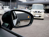 BSI(後側方衝突防止支援システム)+BSW(後側方車両検知警報)警告音とともに、ブレーキを制御!車をもとの車線内に戻すような力を短時間発生させ、車両との接触を回避するようステアリング操作をアシスト!