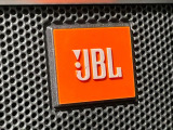 【JBLサウンドシステム】メーカーオプションの高品位サウンドシステムを搭載。専用のチューニングが施された大小様々なスピーカーから良質なサウンドが奏でられ、臨場感あふれる音響空間を演出します。