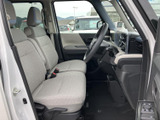 明るい色合いのシートが広がり、運転席まわりもすっきりとした印象です。前方の視界を確保しやすく、座面や背もたれの形状も日常使いに馴染みます。