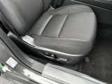 運転席は10Wayの電動シートになっています。ドライバーの体格に合わせたドライビングポジションを設定出来ます。また、2人分のポジションをメモリー出来るのでいつでも自分のポジションに戻せます♪