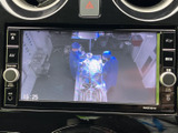テレビ映像を楽しめる画面を備え、停車中の休憩時間にも車内で番組を視聴できます。画面が中央に配置されており、音楽やナビゲーションなどとあわせて日常の車内で活用できる装備です。