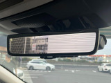【スマートリヤビューミラー】後席の大きな荷物や同乗者で後方が確認しづらい時でも安心!カメラが撮影した車両後方の映像をルームミラー内に表示。クリアな視界で状況の確認が可能です!