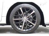 純正のアルミホイールが足元を飾ります!タイヤサイズは235/40R18となります。