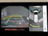 パノラミックビューモニター付きです。車両を上から見たような映像をモニター画面に表示。運転席からの目視では見にくい、車両周辺の状況をリアルタイムでしっかり確認できます。