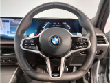 【ハンドル】ドライバーとBMW車の一体感がダイレクトに伝わるステアリングホイール。形状・太さへの拘りに加えて、操作性を高める為にスイッチ類も配置。クイックかつ安定のドライビングを体感下さい!