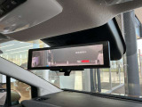 スマートルームミラーは、車両後方に設置されたカメラの映像を、ルームミラーに映し出すことで、死角をなくし、安全性を向上させることができます。また、夜間や雨天時でも、クリアな映像を映し出すことができます。