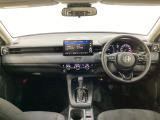 車内は光触媒抗菌消臭施工済です。スタイリッシュなデザインでスポーティなインパネ周りを演出します。グローブボックスやカップホルダーのほかにトレーなどたくさんの収納スペースが付いています。
