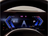 【メーターパネル】最も重要なスピード・メーターとタコ・メーターとを共に同じ位置に最大限の大きさで配置。ドライビング中のドライバーの視線を可能な限り逸らす事無く安心安全なドライビングをしてもらう拘りです