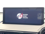【8.8インチマツダコネクト】車内の雰囲気にマッチした大型のディスプレイ。スマホ接続でのナビ使用やBluetooth再生等、様々な機能が楽しめます。直感的なダイヤル操作が可能で、使い勝手も良好です。