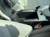 アームレスト付きなのでリラックスして運転が出来ます!収納スペースです