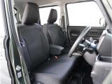 【清潔感のある運転席&助手席】隅々までクリーニングの行き届いた運転席&助手席。目立ったシミや汚れ等もございません。快適なドライブをどうぞ。