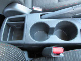 使い勝手の良いドリンクホルダーです。運転操作を邪魔しない設計で取りやすく、収まりやすい仕様です。