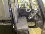 運転席は、大きな座面と包み込むような背もたれがドライバーの身体全体をしっかり支えます。上質なシート素材と座り心地のよいクッションを採用し、長時間の運転やコーナーの多い道も快適です。