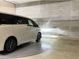 LEDヘッドランプです。十分な明るさを保ちつつも消費電力が少なく、バルブ寿命も長いのが特徴です。瞬時にMAXの光量を発揮するのもLEDならではです。