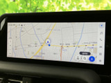 地図上に現在地と周辺の道路が表示され、目的地までの経路確認をサポートします。画面上の案内や操作項目も見やすく、初めての場所へ向かう際にも心強い装備です。