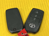 スマートキーはカバンやポケットから取り出すことなく、ドアのロックアンロックやエンジンの始動が出来ます!