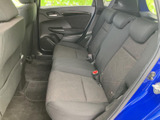 前席には柄の入ったシートとアクセントステッチがあしらわれ、統一感のある車内空間です。助手席側からも前方の視界が広がり、足元やセンターまわりに余裕を感じながらお過ごしいただけます。