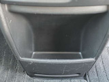 インパネ最下部には、ゴミ箱を置いたりCDやちょっとした手荷物を投げ入れたりできる大型のロアボックスを配置。ミニバンならではの足元のゆとりを活かした実用的な収納です。
