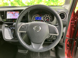 手元のスイッチから各種機能にアクセスでき、運転姿勢を保ちながら操作しやすい仕様です。メーターや空調の表示も見渡しやすく、日々の運転を快適にサポートします。