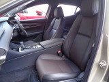 助手席も運転席同様に上品且つ質感の高いデザインで優雅にドライブを堪能できます。