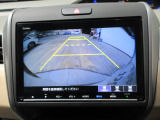 バックカメラの画像です。ガイドラインがスムースな車庫入れをサポートいたします。車庫入れの安心感がアップしますね。