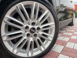 ●純正17インチアルミホイール:輸入車ならではの卓越した走りを支えるホイールと足回りです!日本車の走りに慣れている方にもぜひ体感して頂きたいほど、高いレベルでまとまっています!