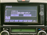 画面下部にAMやFM、CD/DVD、SD、TVなどの選択肢が並び、音源を確認しながら使えるオーディオです。Bluetoothの登録案内も表示され、機器の接続設定を画面で進められます。