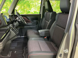 前席は視線を前方へ向けやすい見晴らしのよい室内で、運転席と助手席が並ぶ配置です。シートには落ち着いた色合いを採用し、毎日の移動にも使いやすい空間です。