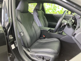 ゆったりとした形状のシートに座ると、前方から左右まで見渡しやすい運転席まわりが広がります。ドア側から乗り降りしやすく、落ち着いた色合いでまとまった空間です。