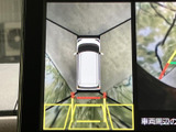 車両を上から見た映像と後方カメラの映像を画面に表示し、駐車時の周囲確認を助けます。目安線も表示されるため、後退時の位置や車両周辺の状況を把握しやすい装備です。