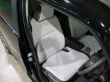 程よい硬さとホールド性が高いシートで長時間運転も快適です。
