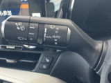 レバーには複数の表示があり、手元でワイパーに関する操作を確認できます。運転中も視線を大きく外さず操作しやすく、天候の変化に応じた日常の運転を支えます。