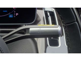 コラム式セレクタ-でシフト変更になります。ハンドルから手を離さなくてもシフトチェンジが可能です。安全のためメルセデスベンツではコラム式を採用しております。