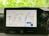 地図が大きく表示され、現在地や周辺の道路を確認しやすい画面です。目的地検索などのメニューも画面上に配置され、行き先の確認やルート設定を手軽に行えます。
